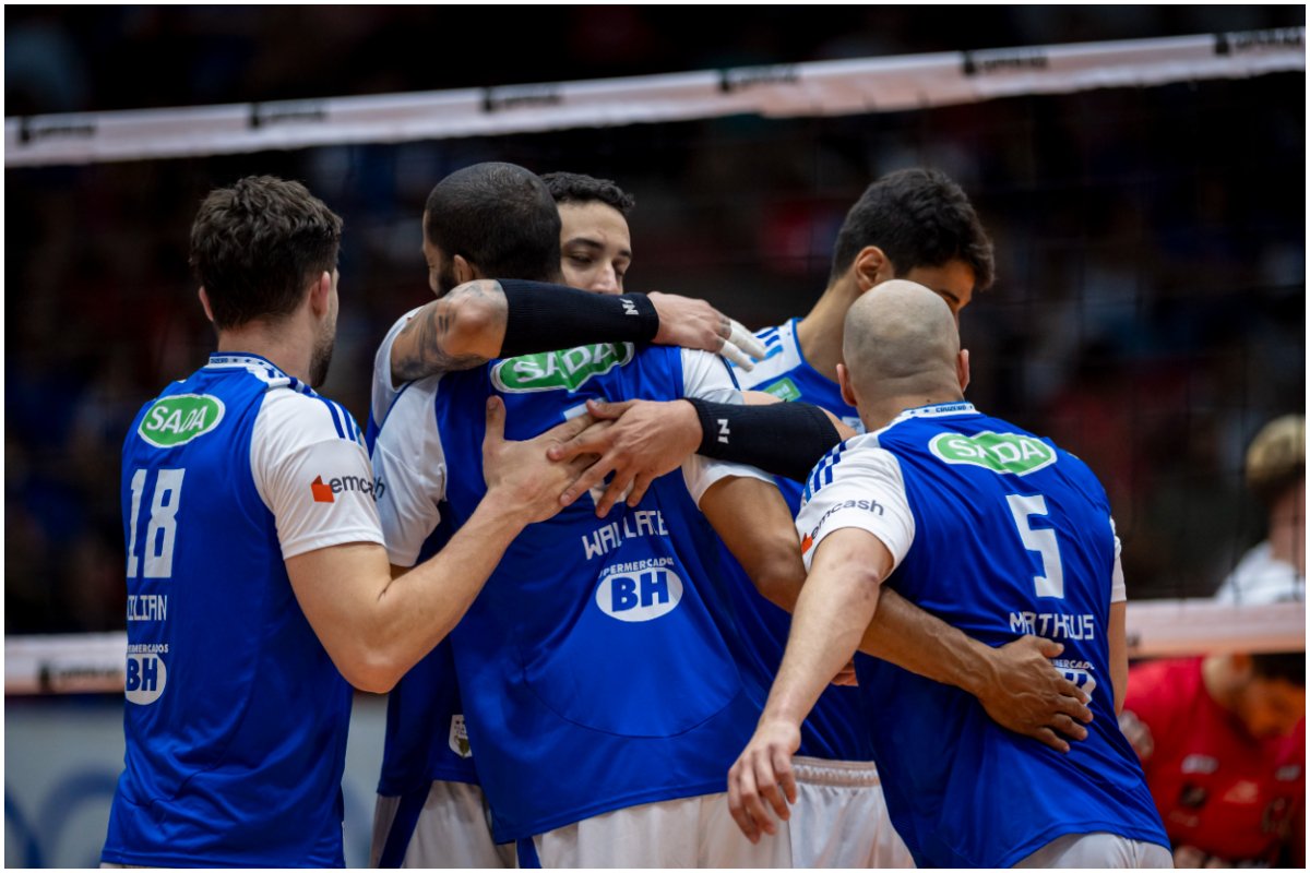 Atletas de vôlei do Cruzeiro se abraçando em comemoração de ponto (foto: Divulgação/Cruzeiro)