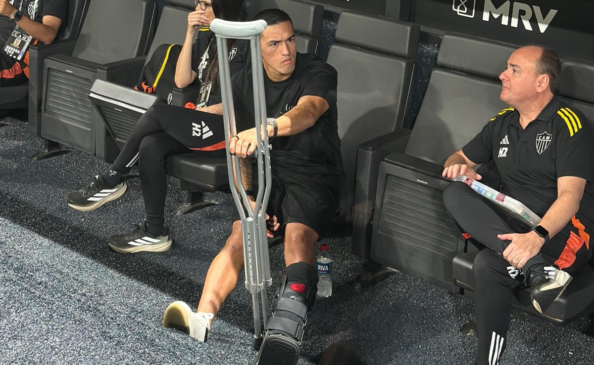 Cuello, atacante do Atlético, de muletas na Arena MRV (foto: Ramon Lisboa/EM/D.A. Press)