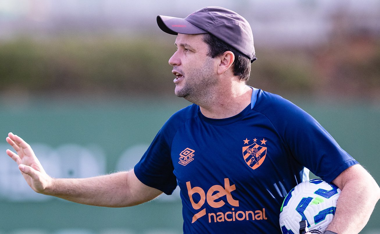 Daniel Paulista, técnico do Sport, durante treinamento no CT do América (4/10) (foto: Paulo Paiva/Sport)