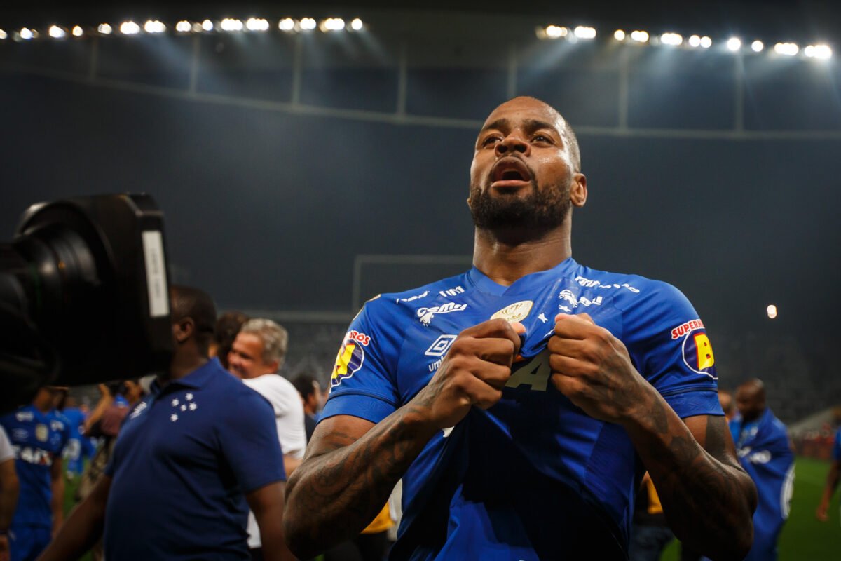 Dedé comemorando conquista da Copa do Brasil de 2018 com o Cruzeiro (foto: Vinnicius Silva/Cruzeiro)