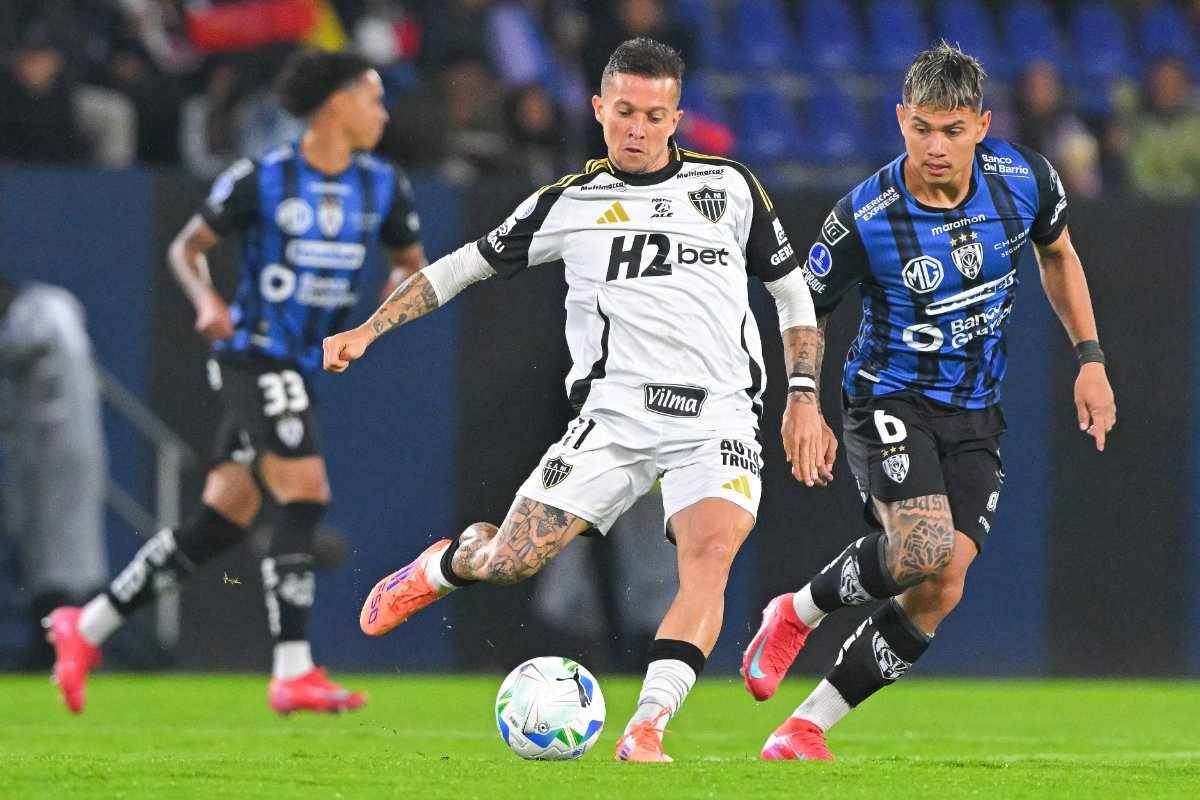 Bernard em ação pelo Atlético contra o Independiente del Valle (foto: Rodrigo Buendía/AFP)