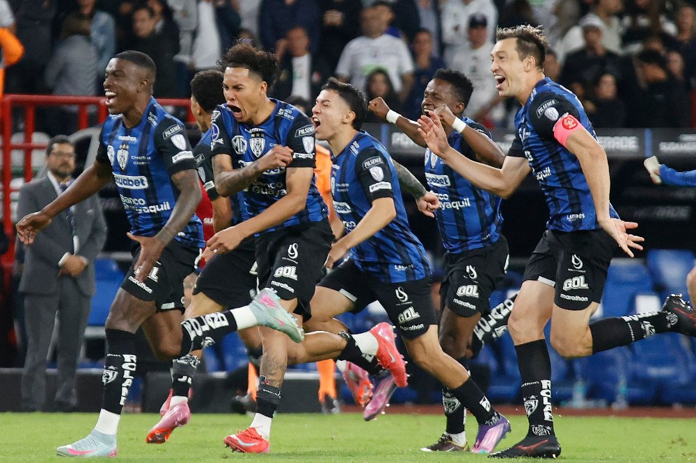 Jogadores do Independiente del Valle comemoram classificação à semi da Sul-Americana (foto: John Bonilla/AFP)