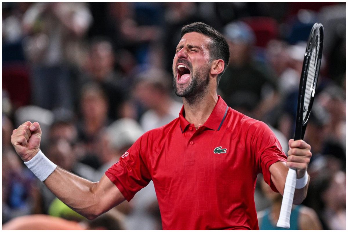 Tenista Novak Djokovic comemorando com um grito e uma raquete de tênis na mão. (foto: Divulgação/Novak Djokovic)