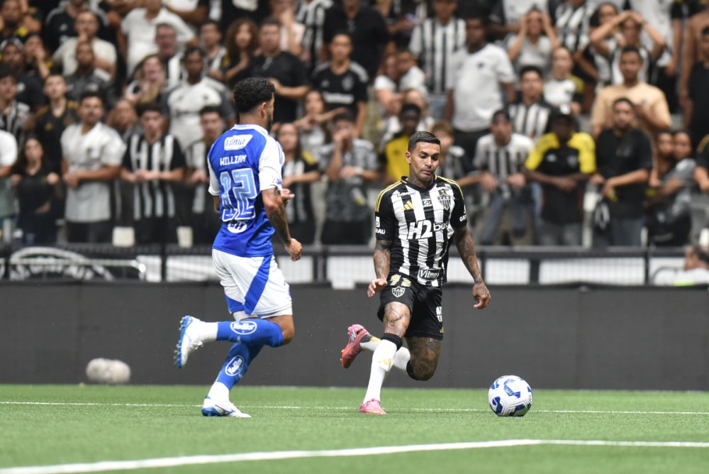 Dudu, atacante do Atlético, em ação contra o Cruzeiro na Arena MRV (foto: Ramon Lisboa/EM/D.A. Press)