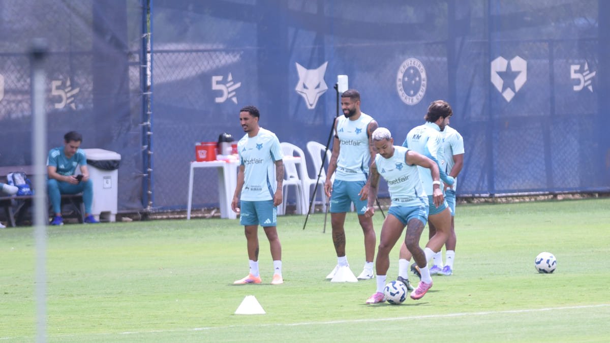 Jogadores do Cruzeiro em treinamento na Toca da Raposa 2, em Belo Horizonte (foto: Gladyston Rodrigues/EM/D.A Press)