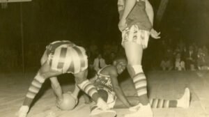 11/05/1951. Credito: Arquivo EM. Brasil. Belo Horizonte-MG. Flagrante do jogo de basquete entre Harlem Globetrotters x Ginástico, no campo do América, em 1951 - Crédito: 