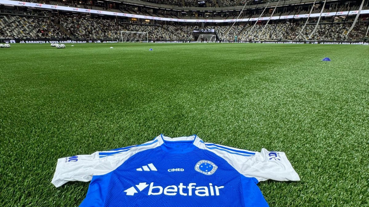Camisa do Cruzeiro estendida no gramada da Arena MRV antes de clássico pelo Brasileiro (foto: Reprodução/Cruzeiro)