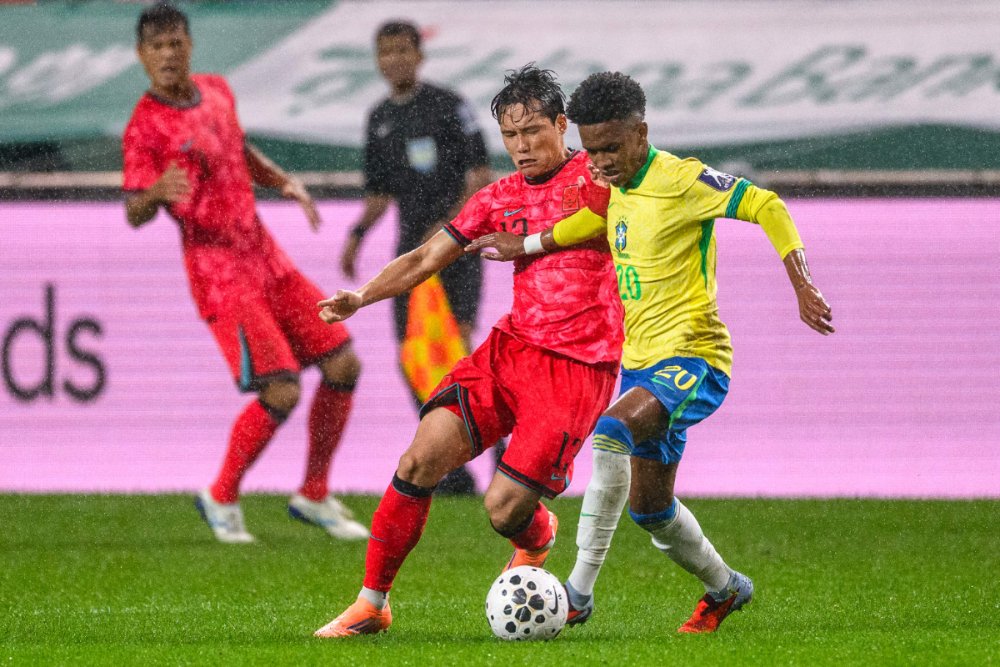 Estêvão durante jogo da Seleção Brasileira contra a Coreia do Sul (foto: Anthony Wallace/AFP)