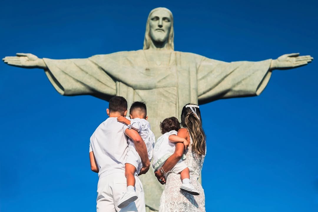 Everton Ribeiro e família em frente ao Cristo Redentor (foto: Reprodução/Instagram)