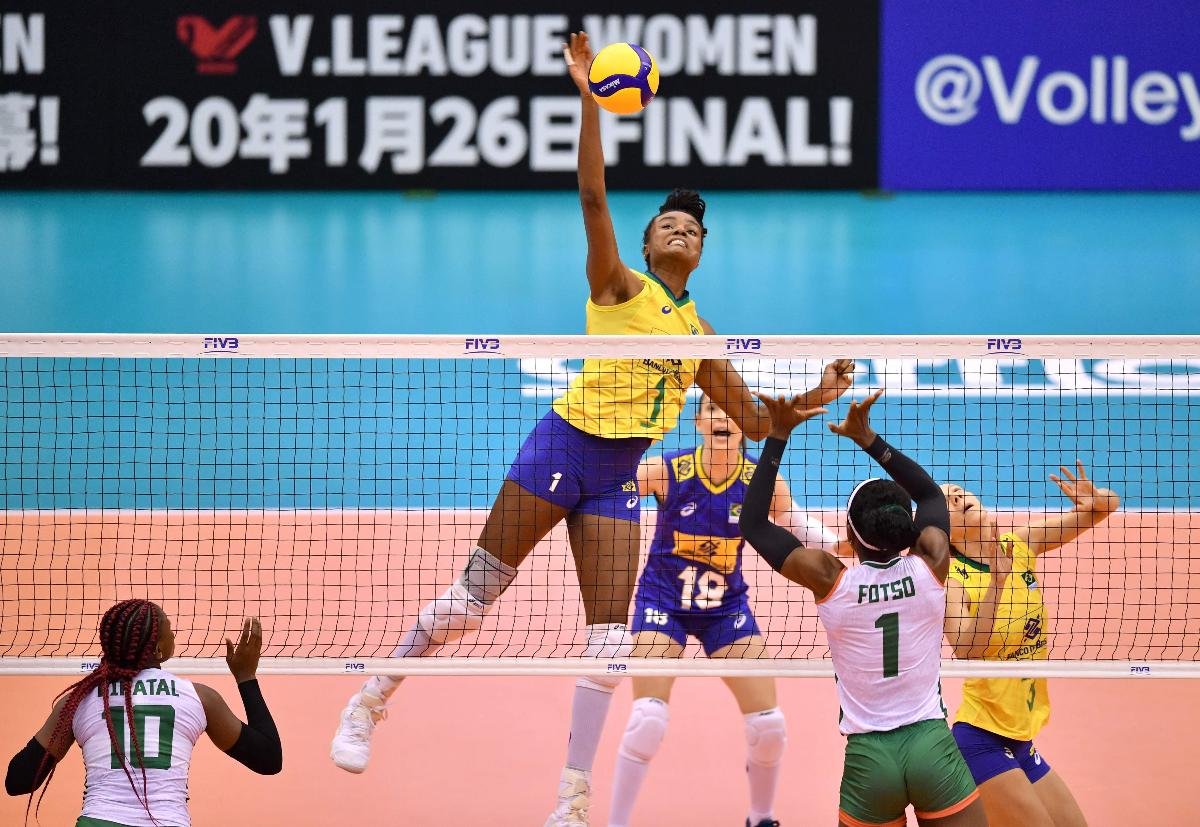 Fabi Claudino em ação pela Seleção Brasileira Feminina de Vôlei em 2019 (foto: KAZUHIRO NOGI/AFP)