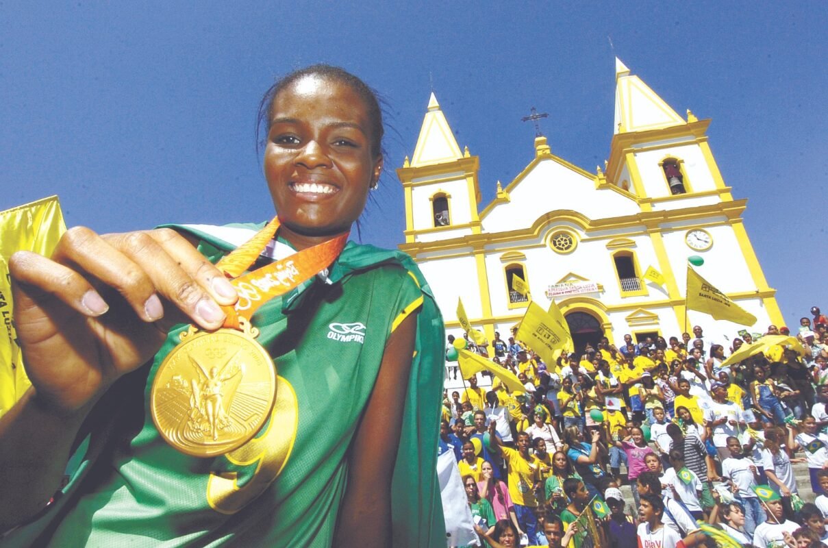 Fabi Claudino posa com medalha de ouro de Pequim 2008 em Santa Luzia - (foto: Maria Tereza Correia/EM/D.A Press)