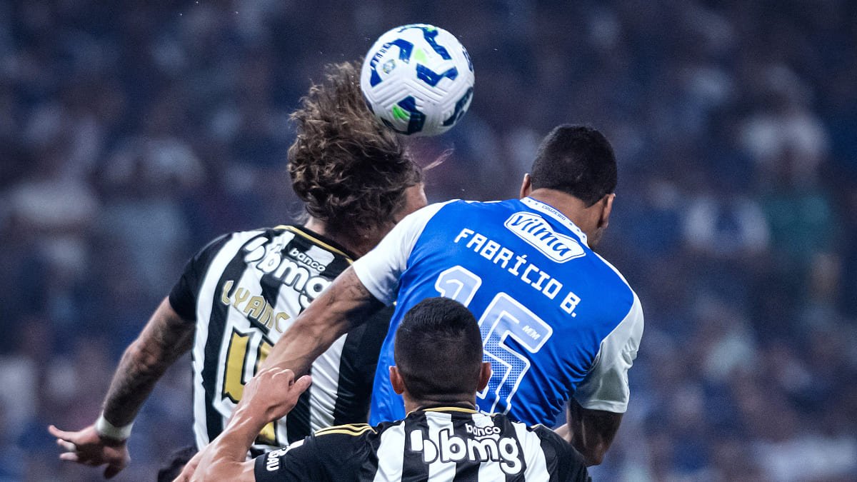 Fabrício Bruno, zagueiro do Cruzeiro, disputa bola com Lyanco, defensor do Atlético, em clássico pela Copa do Brasil (foto: Gustavo Aleixo/Cruzeiro)