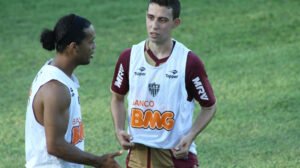 Fillipe Soutto (à direita) ao lado de Ronaldinho Gaúcho na Cidade do Galo - Crédito: 