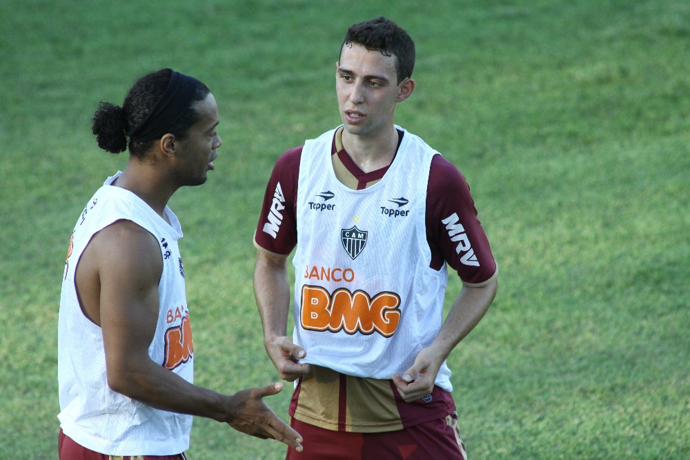 Fillipe Soutto (à direita) ao lado de Ronaldinho Gaúcho na Cidade do Galo (foto: Rodrigo Clemente/EM/D.A Press)