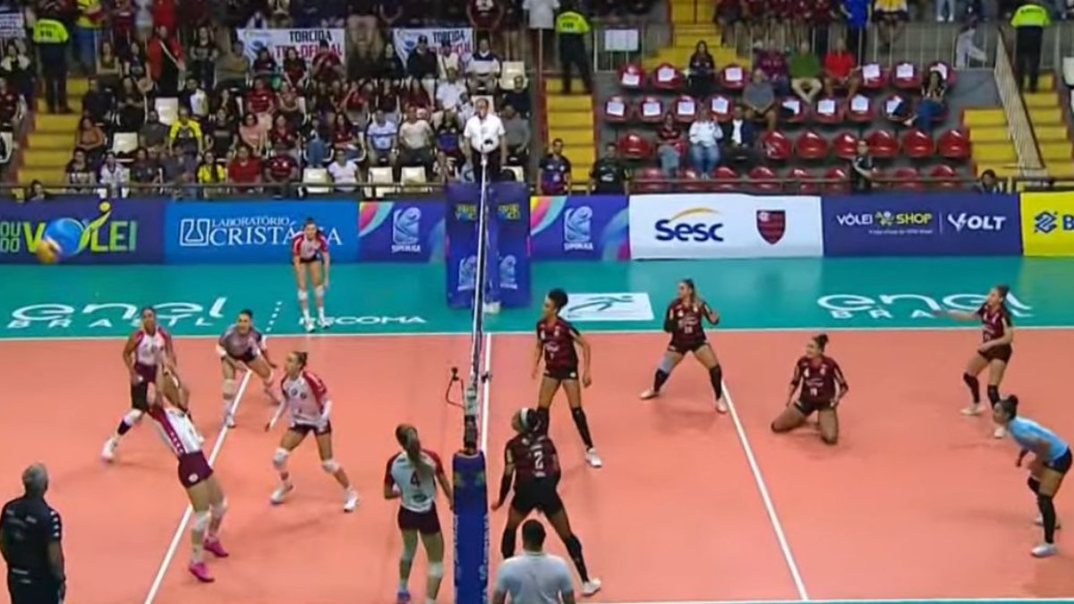 Flamengo x Barueri na primeira rodada da Superliga Feminina de Vôlei teve rali impressionante (foto: Reprodução/GE TV)