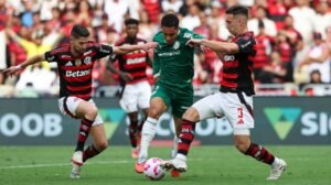 Disputa de bola em Flamengo x Palmeiras - Crédito: 
