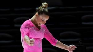 Flávia Saraiva comemorando apresentação na trave no Mundial de Jacarta - Crédito: 