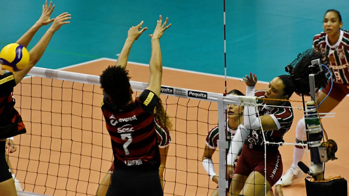 Amanda, camisa 8 do Fluminense, ataca bola contra o Flamengo durante a final do Campeonato Carioca (foto: MAILSON SANTANA/FLUMINENSE FC)