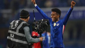 Estêvão comemora vitória do Chelsea sobre o Liverpool no Stamford Bridge, em Londres - Crédito: 