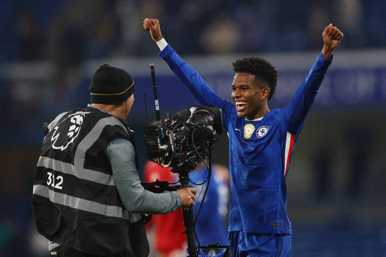 Estêvão comemora vitória do Chelsea sobre o Liverpool no Stamford Bridge, em Londres (foto: Matthew Childs - 4.out.2025/Action Images via Reuters)