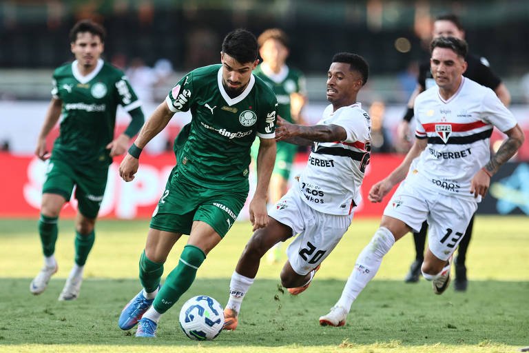 Flaco López, do Palmeiras, e Marcos Antônio, do São Paulo, durante clássico no Morumbis (foto: Thiago Bernardes - 5.out.2025/Reuters)