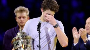 João Fonseca se emociona após vencer ATP 500 na Suíça; brasileiro desistiu de disputar outros torneios neste ano - Crédito: 