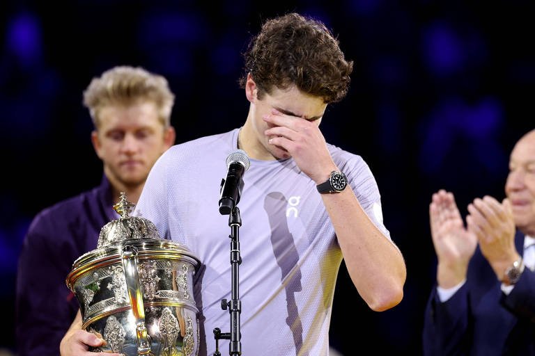 João Fonseca se emociona após vencer ATP 500 na Suíça; brasileiro desistiu de disputar outros torneios neste ano (foto: Pierre Albouy - 26.out.25/Reuters)