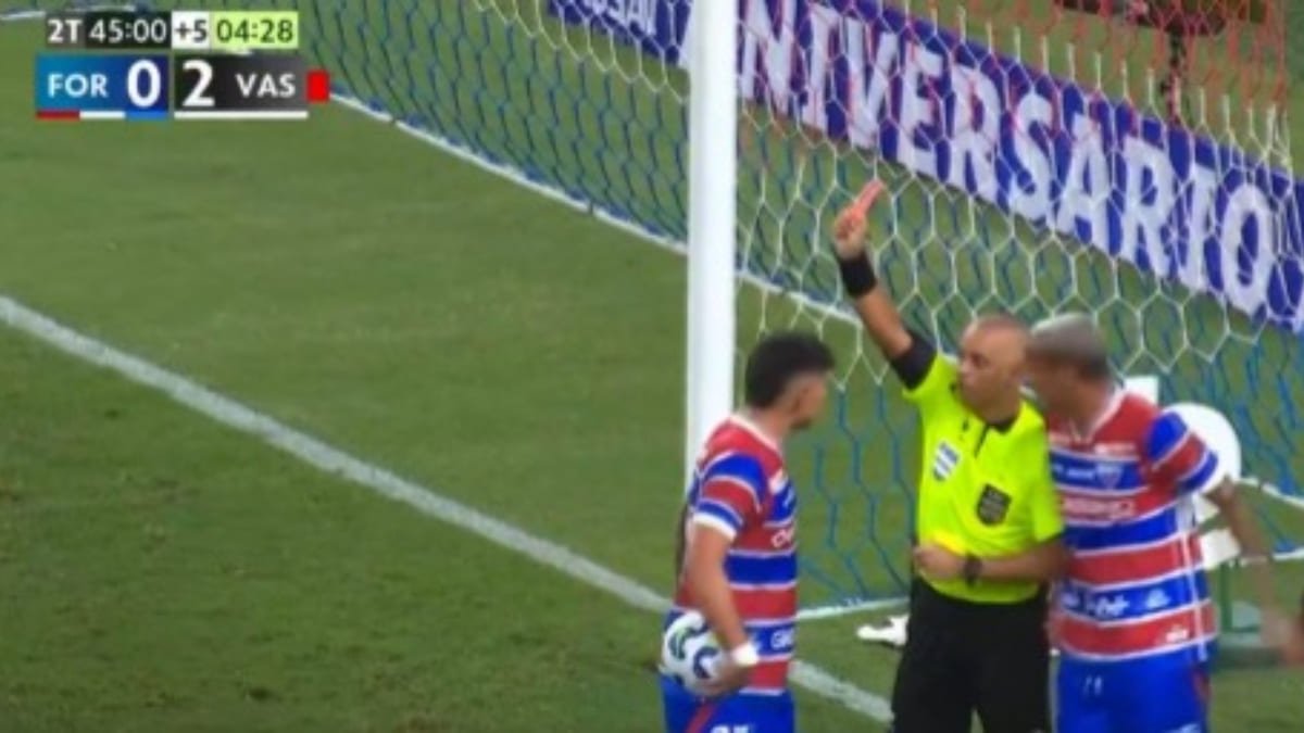 Árbitro Wilton Pereira Sampaio expulsa Adam Bareiro, atacante do Fortaleza, em partida com o Vasco (foto: Reprodução/TV Globo)