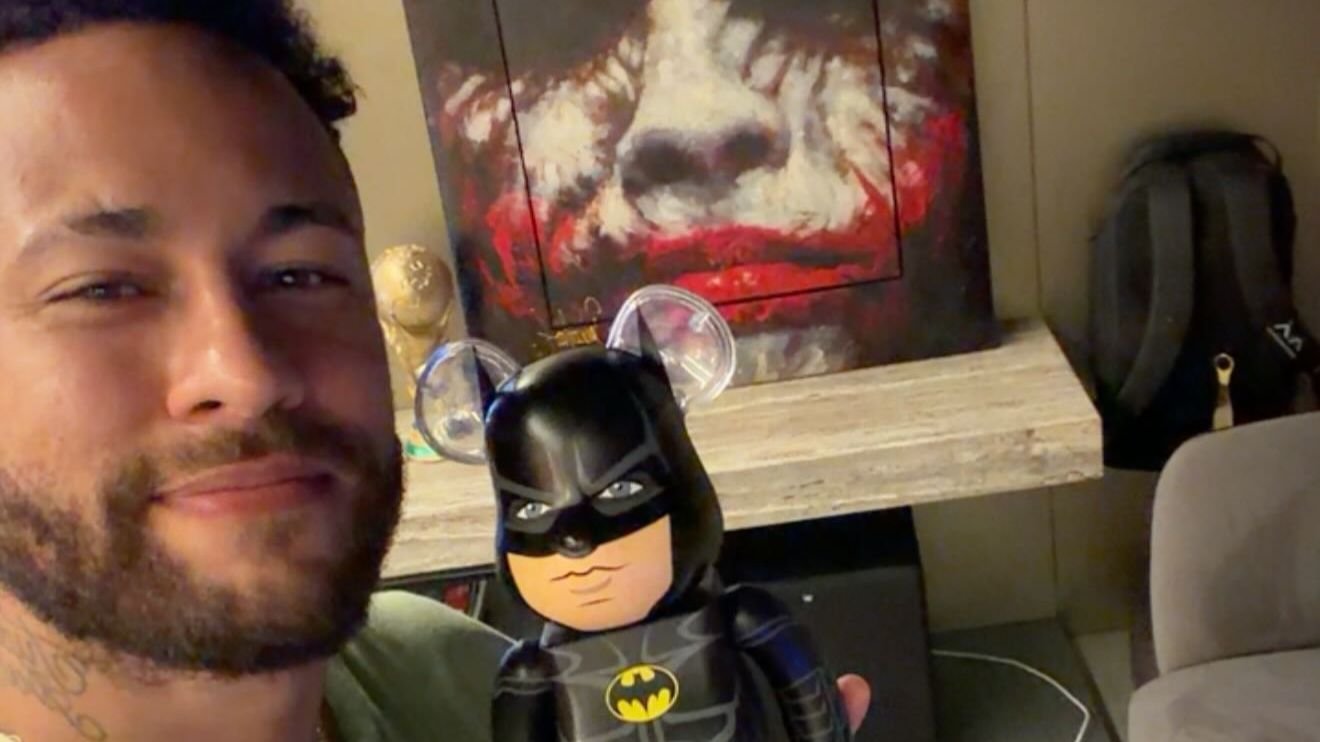 Neymar segurando boneco do Batman para provocar influenciador Coringa (foto: Redes sociais Neymar/Reprodução)