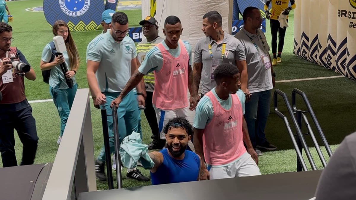 Gabi oferece camisa do Cruzeiro a torcedores do Atlético na Arena MRV, em Belo Horizonte (foto: Mannu Meg/No Ataque/EM/D.A Press)