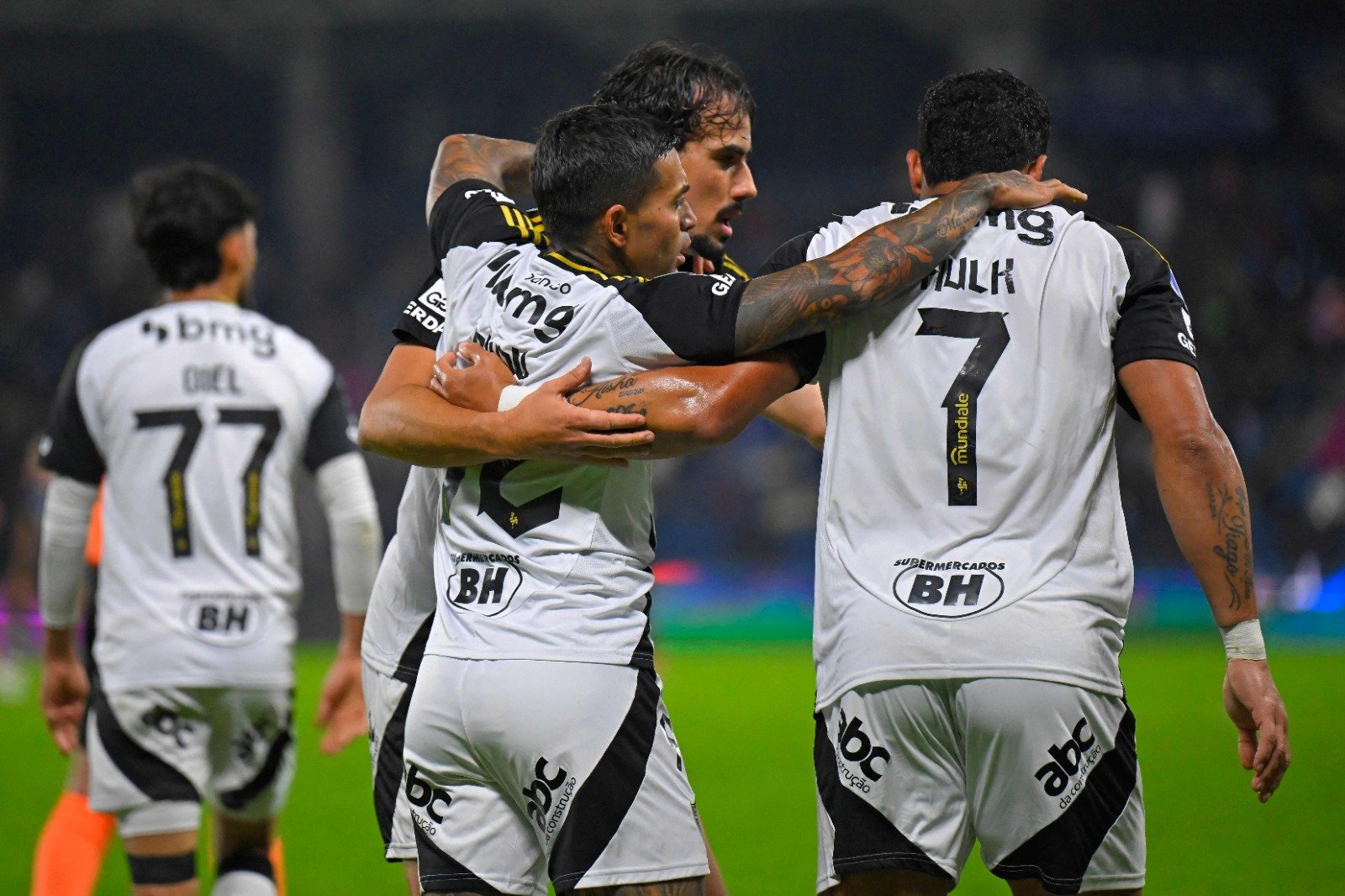 Jogadores do Atlético comemoram gol - (foto: Rodrigo Buendia/AFP)