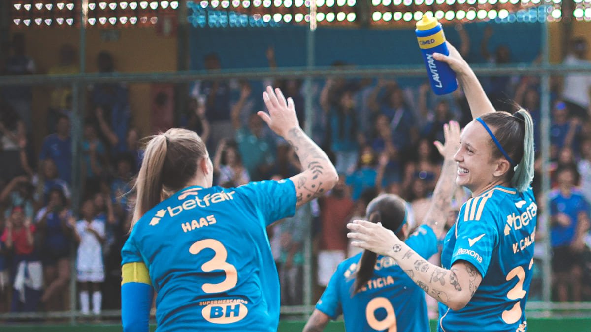 Isa Haas e Vitória Calhau, zagueiras do Cruzeiro, celebrando vitória sobre o Atlético no Mineiro Feminino (foto: Gustavo Martins/Cruzeiro)