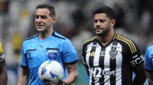 Árbitro uruguaio Esteban Ostojich ao lado de Hulk, atacante do Atlético, na Arena MRV - Crédito: 