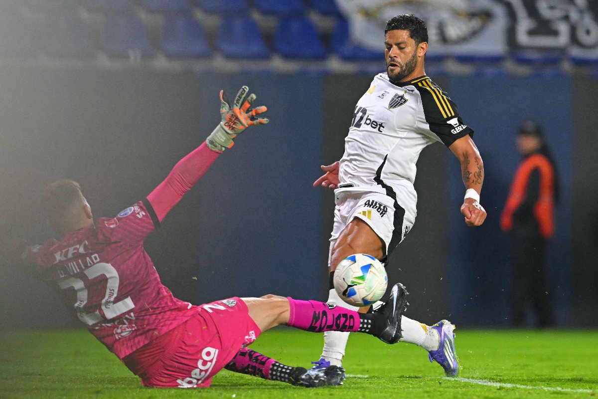 Hulk, do Atlético, em momento de assistência para gol de Dudu contra o Independiente del Valle - (foto: Rodrigo Buendía/AFP)