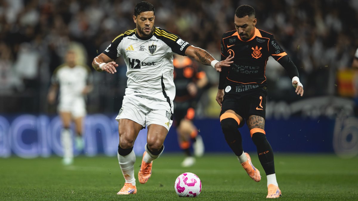 Hulk e Matheuzinho disputam bola durante duelo entre Atlético e Corinthians, pela 29ª rodada do Brasileiro (foto: Pedro Souza/Atlético)