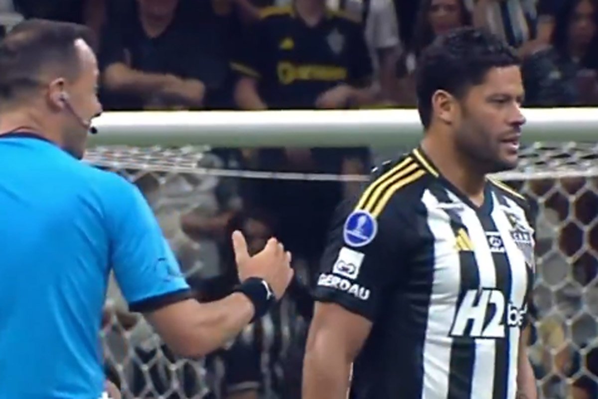 Hulk não apertou a mão do árbitro Esteban Ostojich (foto: Reprodução)