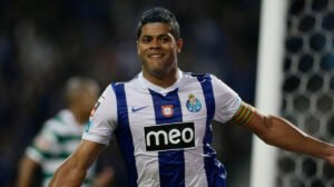 Estilo de jogo de destaque do Brasileiro foi comparado ao de Hulk, ídolo do Atlético, quando jogava no Porto - Crédito: 