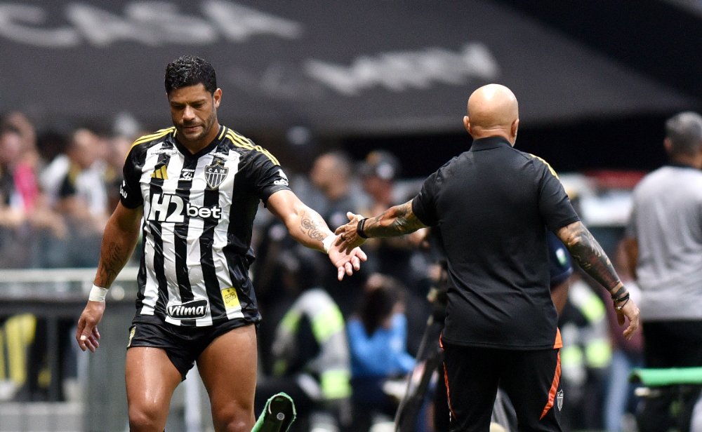 Hulk e Sampaoli se cumprimentam durante vitória do Atlético sobre o Ceará na Arena MRV, pelo Campeonato Brasileiro - (foto: Ramon Lisboa/EM/D.A. Press)