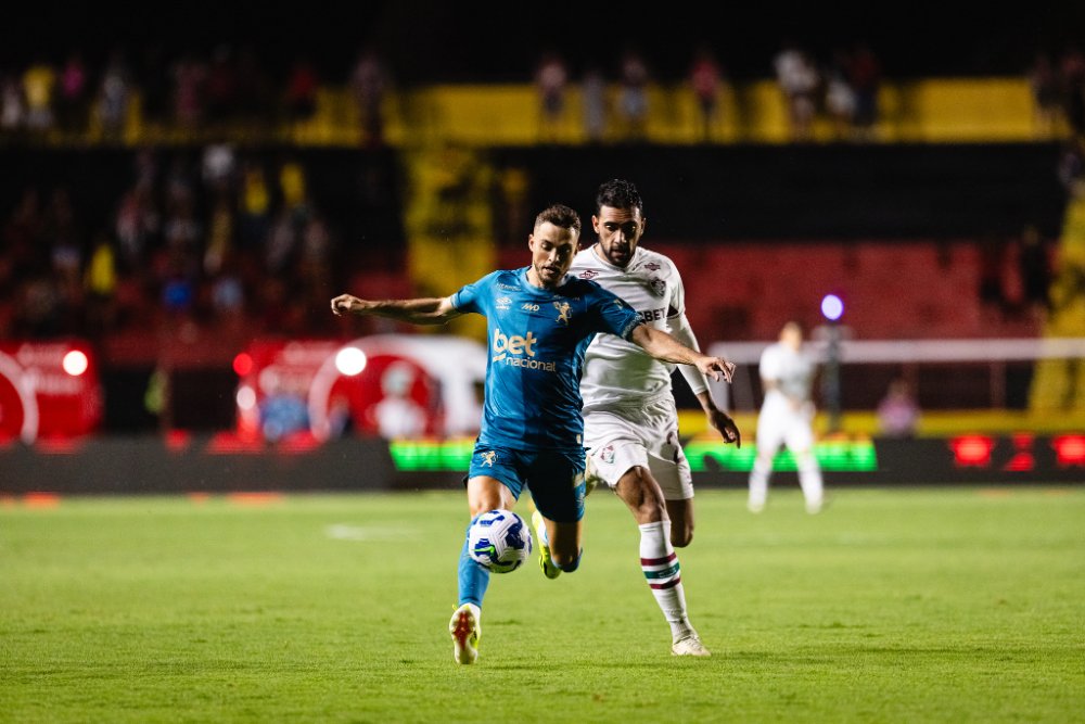 Hyoran, ex-Atlético, em ação pelo Sport contra o Fluminense - (foto: Paulo Paiva/Sport)