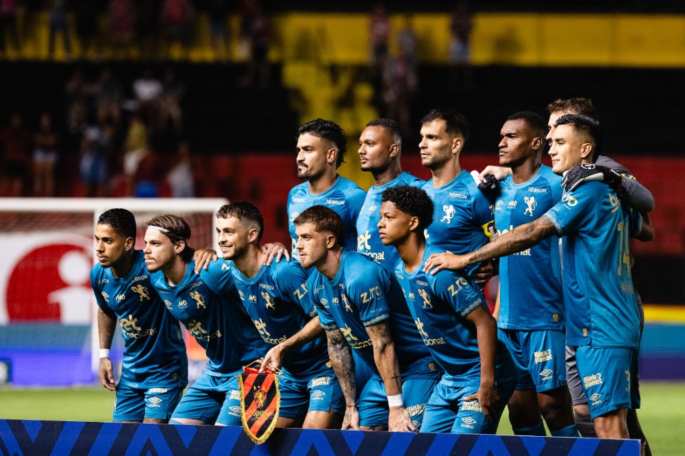 Hyoran, ex-Atlético, junto ao time do Sport (terceiro da esquerda para a direita, ajoelhado) (foto: Paulo Paiva/Sport)