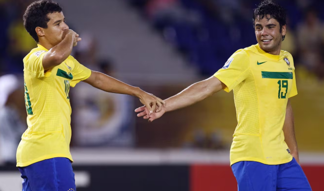 Coutinho e Henrique comemoram gol da Seleção no Mundial de 2011 - (foto: Aldo Castillo)