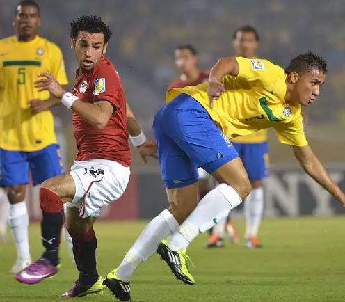 Salah e Danilo disputam bola no Mundial sub-20 de 2011 - (foto: Alfonso Cervantes)