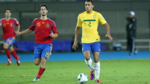 Danilo e Isco disputam bola no confronto de 2011 pelo Mundial sub-20 - Crédito: 