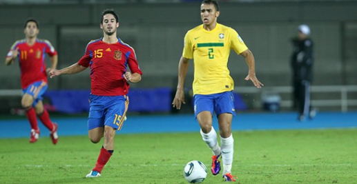 Danilo e Isco disputam bola no confronto de 2011 pelo Mundial sub-20 (foto: Alfonso Cervantes)