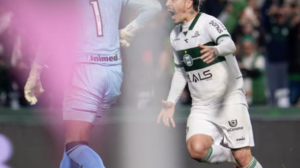 Josué comemora o segundo gol do Coritiba sobre o Atlético-GO - Crédito: 