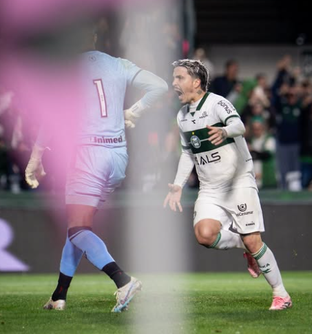 Josué comemora o segundo gol do Coritiba sobre o Atlético-GO (foto: Divulgação/Coritiba)