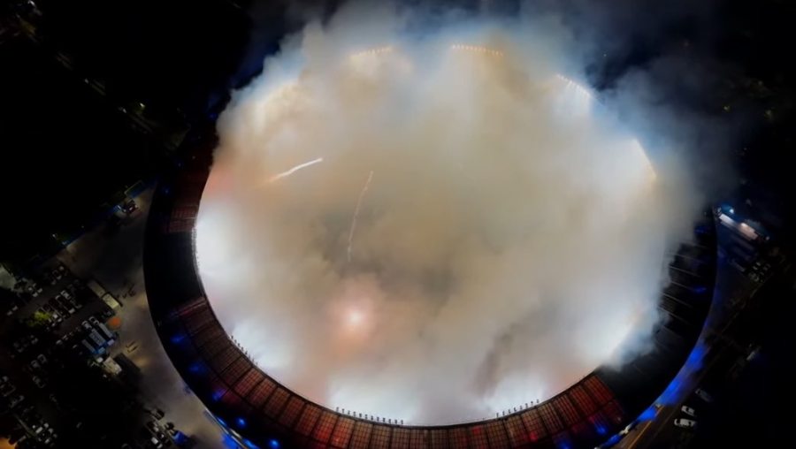 Fumaça tomou o El Cilindro antes do jogo (foto: Reprodução)