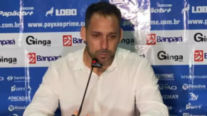 Carlos Frontini chorou enquanto concedia entrevista - Crédito: 