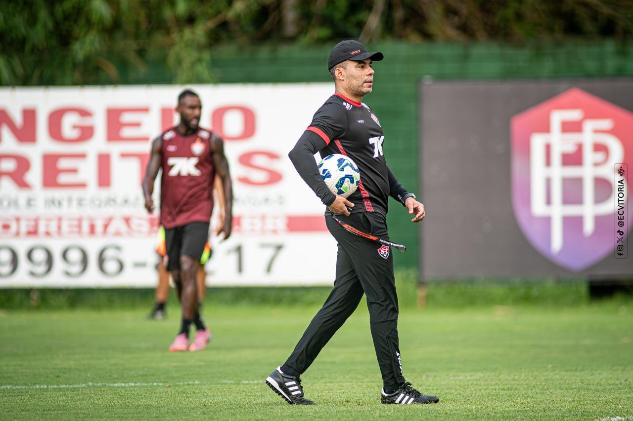 Jair Ventura em treino do Vitória (foto: Victor Ferreira/ECV)