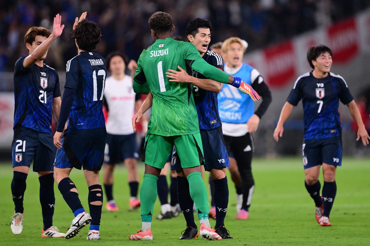 Jogadores do Japão comemoram vitória de virada sobre o Brasil, em Tóquio (foto: YUICHI YAMAZAKI/AFP)